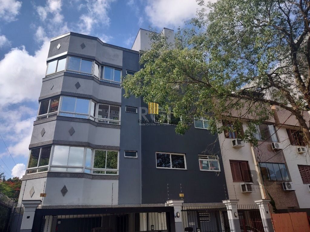 Vende prédio com 3 apartamentos, 9 dormitórios, 3 suíte, 3 salas amplas com churrasqueira, box 6 vaga coberta, 479 m² por R$ 1.200,000,00- São João - Porto Alegre/RS