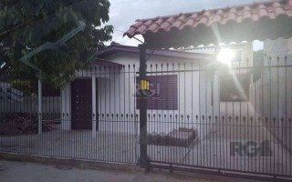 Vende terreno 300m², com 3 casas, casa da frente 2 dormitórios, sobrado nos fundos parte de baixo 2 dormitórios,1 banheiro sala cozinha conjugada,  em cima 3 dormitórios, 2 banheiros, sala e cozinha