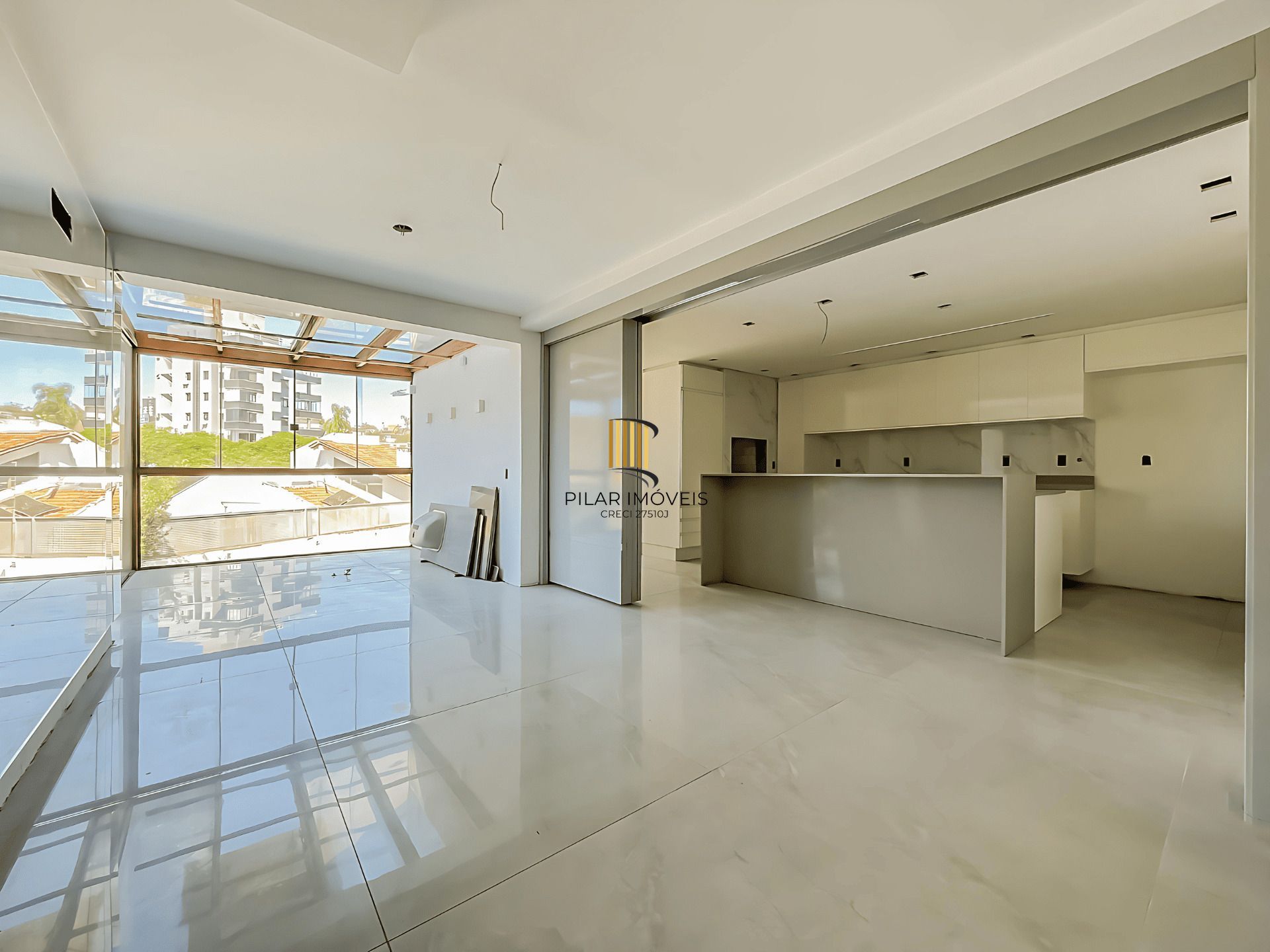 Casa Reformada com Piscina, 370m², 2 Suítes com Closet no Três Figueiras – POA