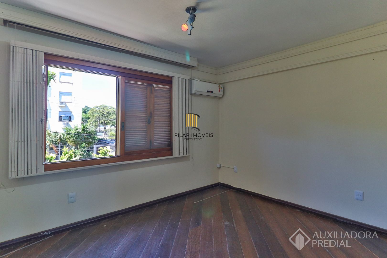 Excelente casa com 5 dormitórios no bairro Cristal