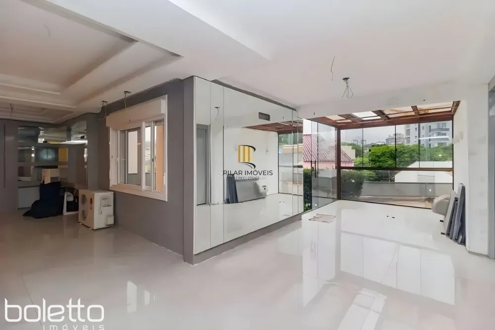 Casa Reformada com Piscina, 370m², 2 Suítes com Closet no Três Figueiras – POA