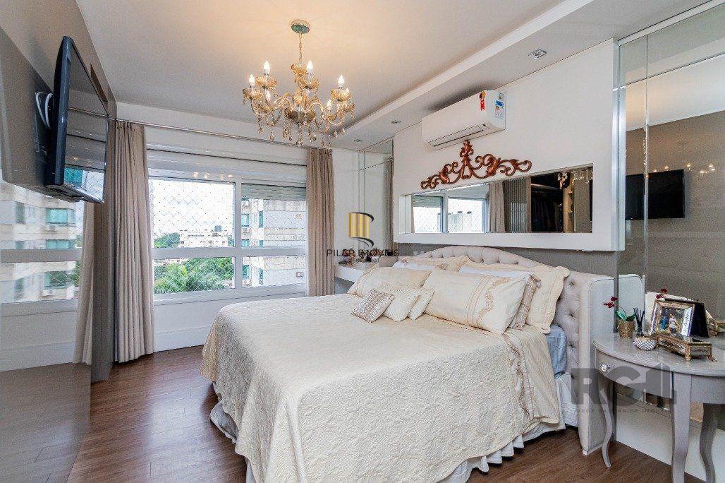 Apartamento com 209 m² privativos sendo 3 suítes, 4 elevadores, 3 vagas de garagens, à venda no bairro Higienópolis