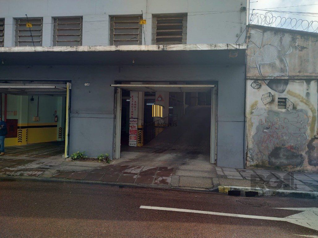Vende pavilão, garagem de estacionamento para 100 carros, 2.400m² com salas para escritórios e depósito no centro de Porto Alegre