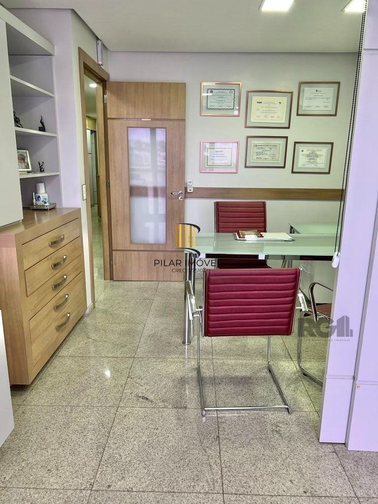 Conjunto comercial para comprar  totalmente mobiliado e desocupado, localizado na prestigiada Rua Felipe Camarão, em frente à Redenção.