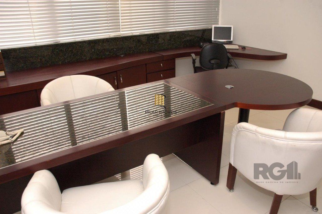 Conjunto comercial desocupado no Edel Trade Center