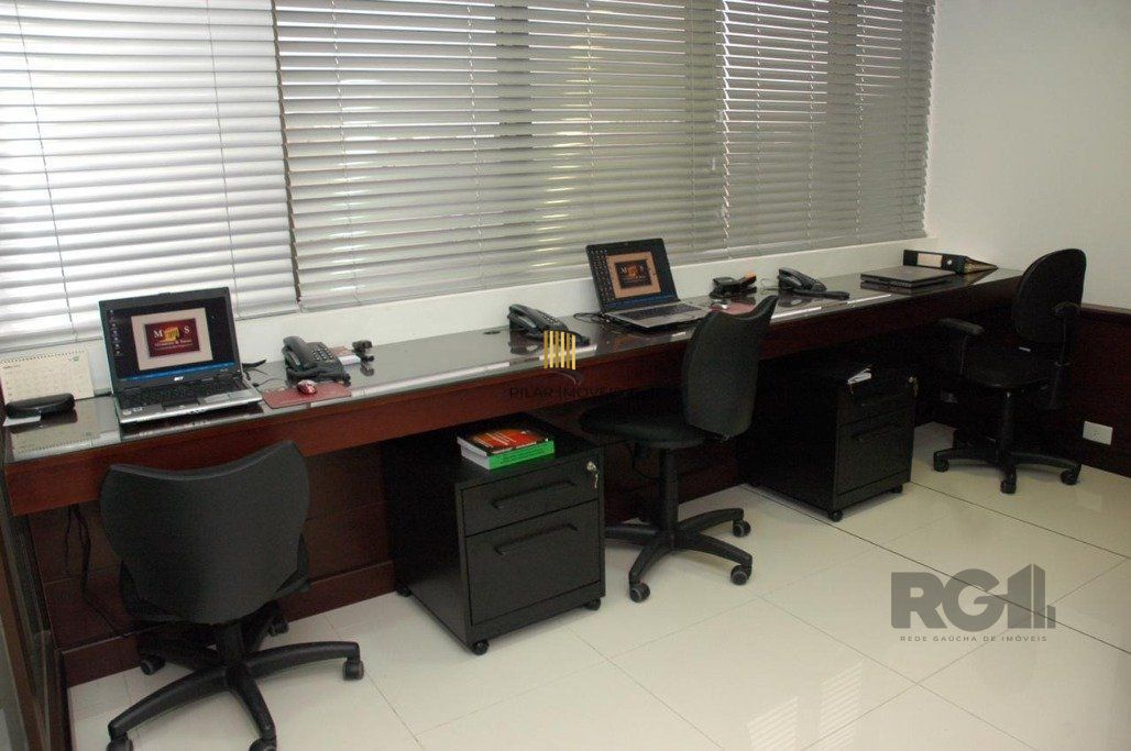 Conjunto comercial desocupado no Edel Trade Center
