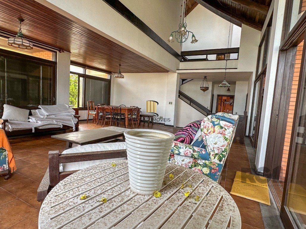 Icônica Casa para comprar  a poucos metros do mar em Atlântida