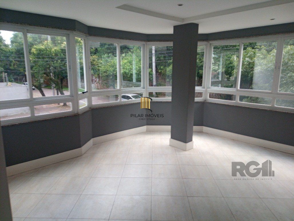 Vende prédio com 3 apartamentos, 9 dormitórios, 3 suíte, 3 salas amplas com churrasqueira, box 6 vaga coberta, 479 m² por R$ 1.200,000,00- São João - Porto Alegre/RS