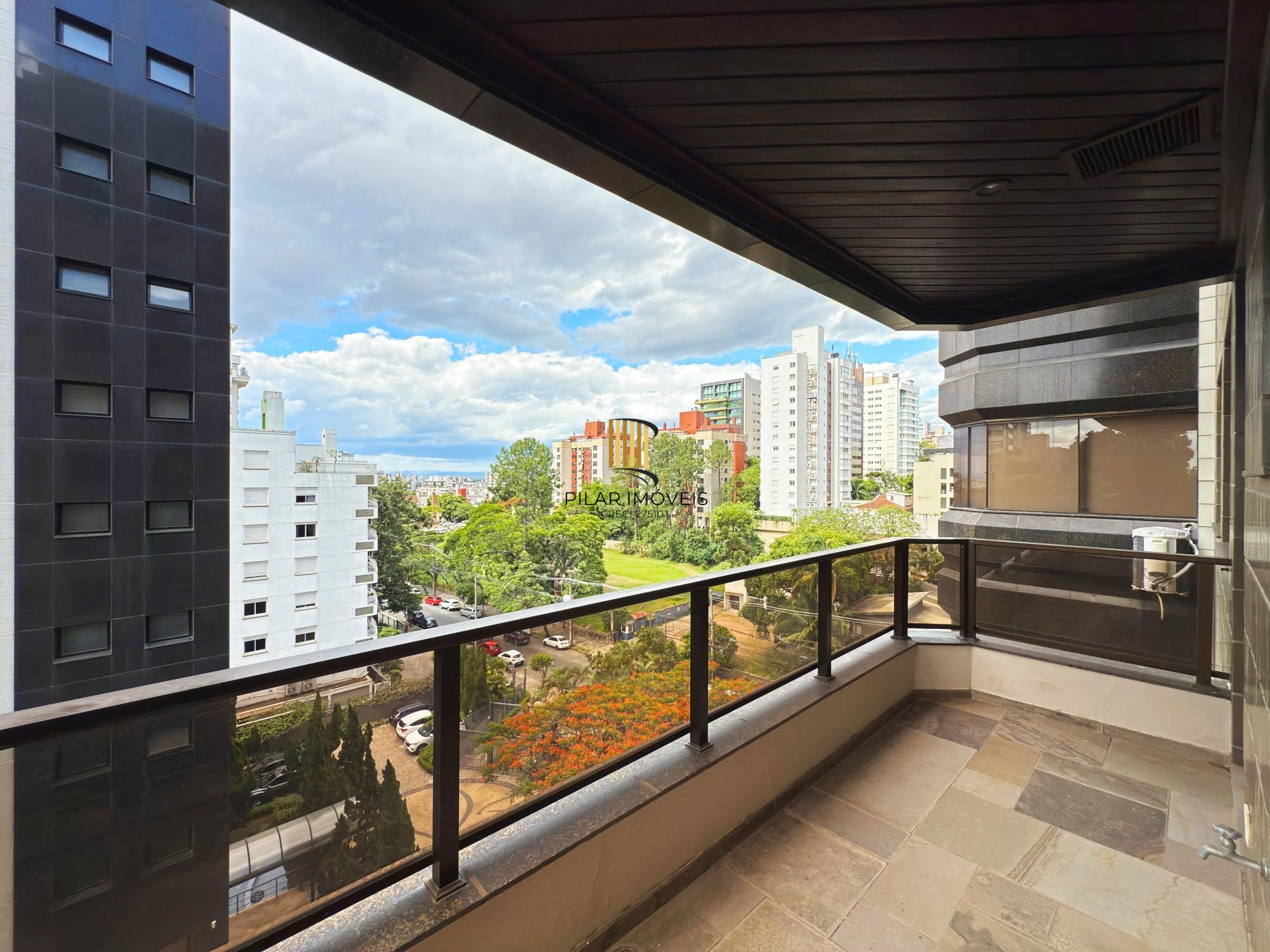 Apartamento com Lareira | Churrasqueira | 3 Suítes | Bairro Petrópolis