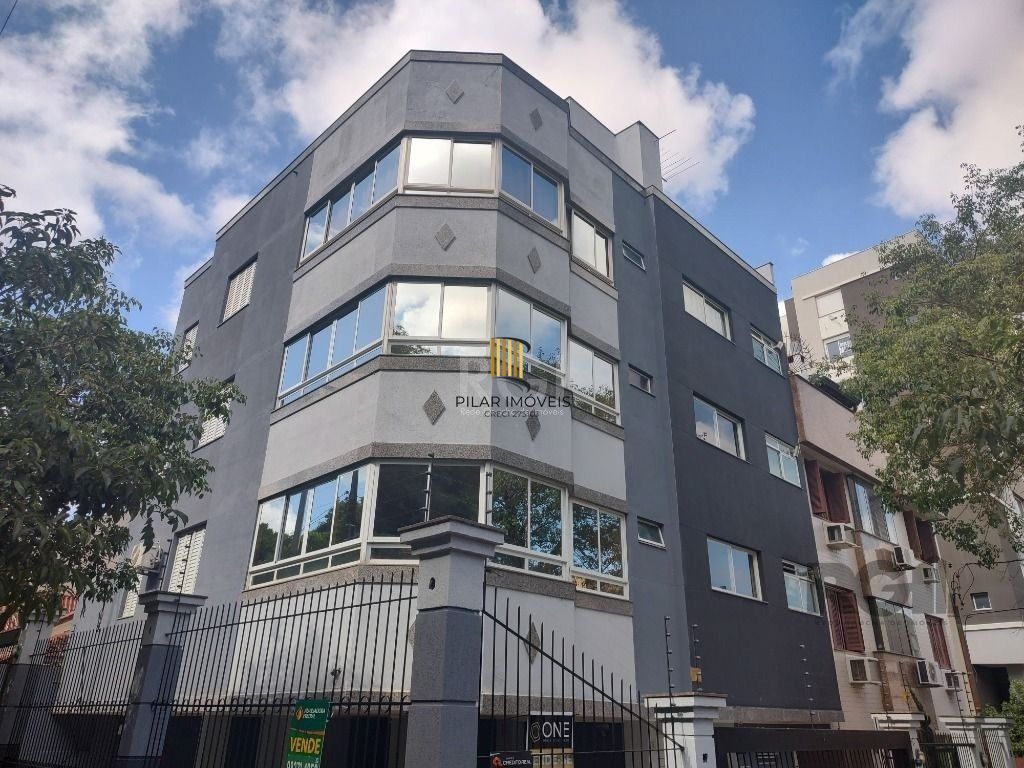 Vende prédio com 3 apartamentos, 9 dormitórios, 3 suíte, 3 salas amplas com churrasqueira, box 6 vaga coberta, 479 m² por R$ 1.200,000,00- São João - Porto Alegre/RS