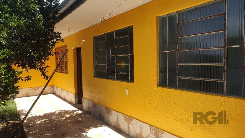 Vende casa com 84m² ,  2 dormitórios, terreno com 300m²