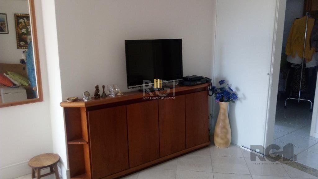 Vende prédio com 3 apartamentos, 9 dormitórios, 3 suíte, 3 salas amplas com churrasqueira, box 6 vaga coberta, 479 m² por R$ 1.200,000,00- São João - Porto Alegre/RS