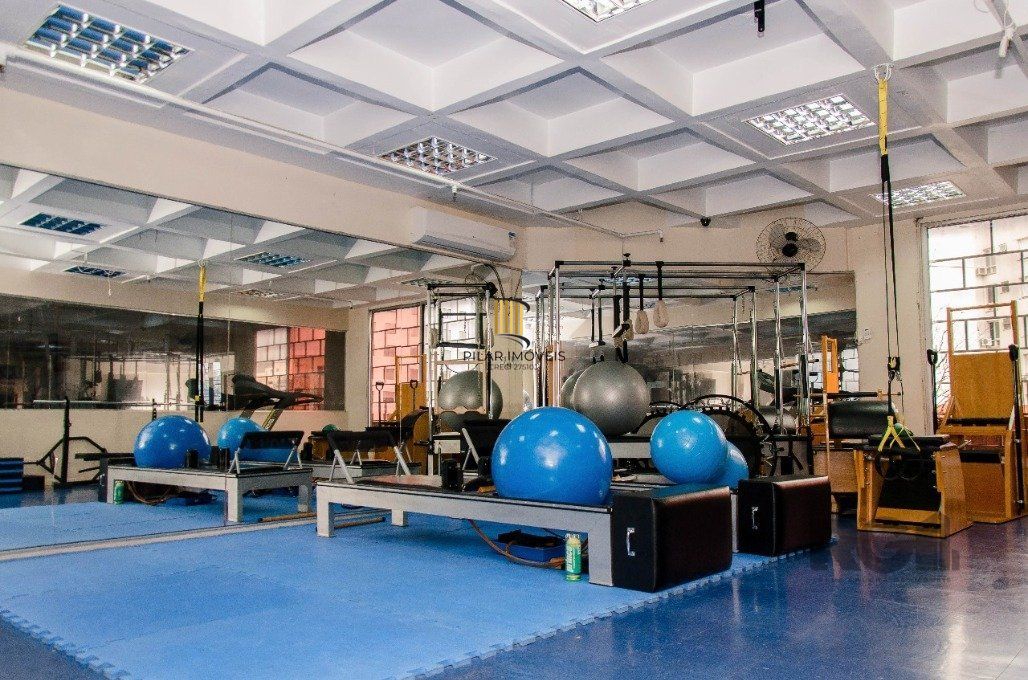 Conjunto comercial desocupado no Edel Trade Center