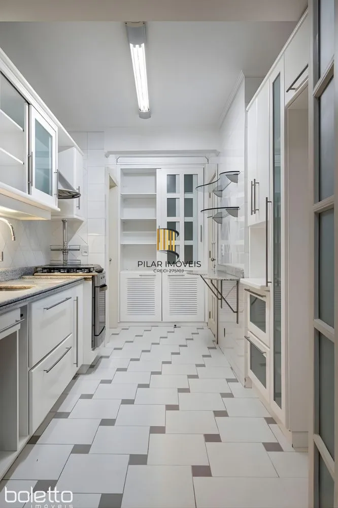 Casa Reformada com Piscina, 370m², 2 Suítes com Closet no Três Figueiras – POA
