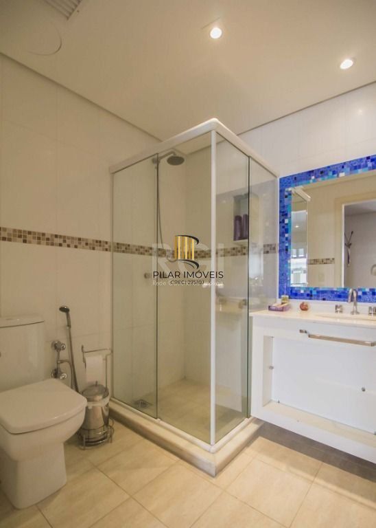 Casa Para Comprar  em condomínio com 5 quartos e 4 vagas no Jardim Botânico