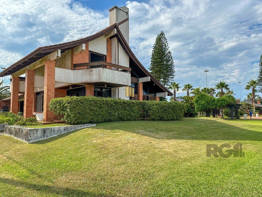 Icônica Casa para comprar  a poucos metros do mar em Atlântida