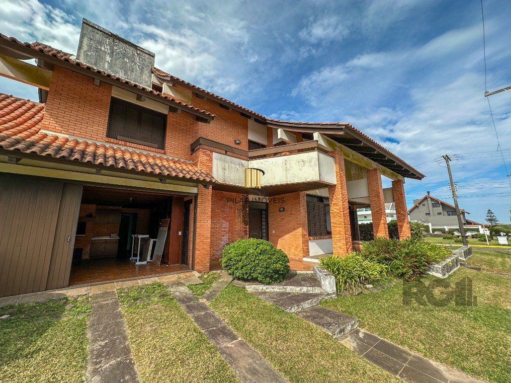 Icônica Casa para comprar  a poucos metros do mar em Atlântida