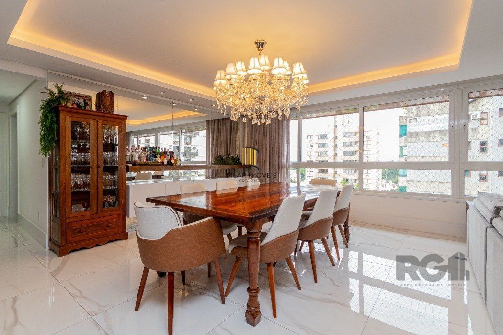 Apartamento com 209 m² privativos sendo 3 suítes, 4 elevadores, 3 vagas de garagens, à venda no bairro Higienópolis