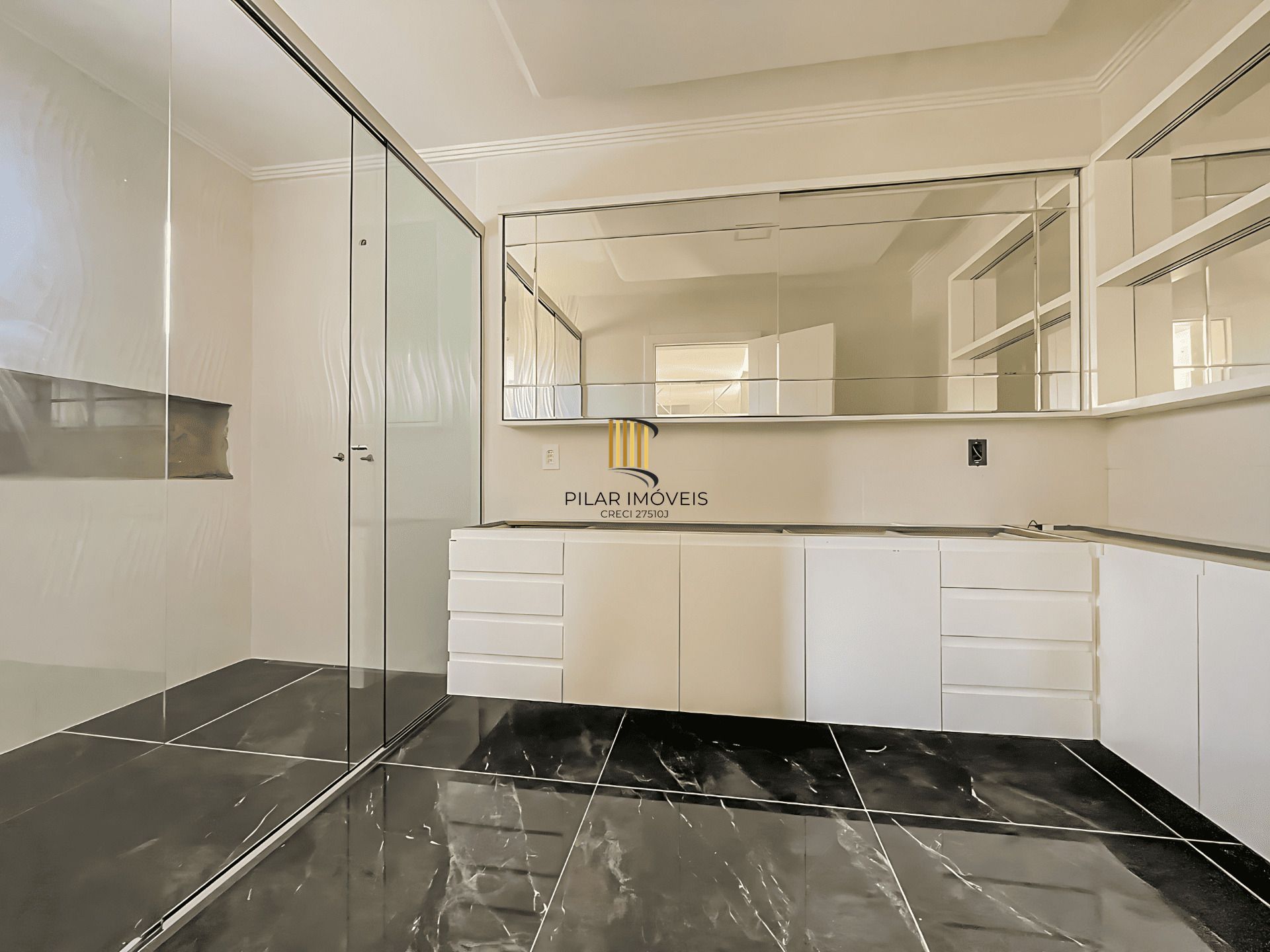 Casa Reformada com Piscina, 370m², 2 Suítes com Closet no Três Figueiras – POA