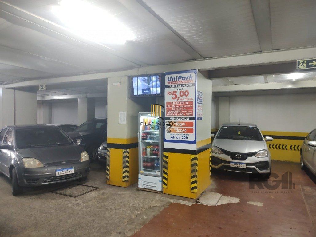 Vende pavilão, garagem de estacionamento para 100 carros, 2.400m² com salas para escritórios e depósito no centro de Porto Alegre - Pilar Imóveis