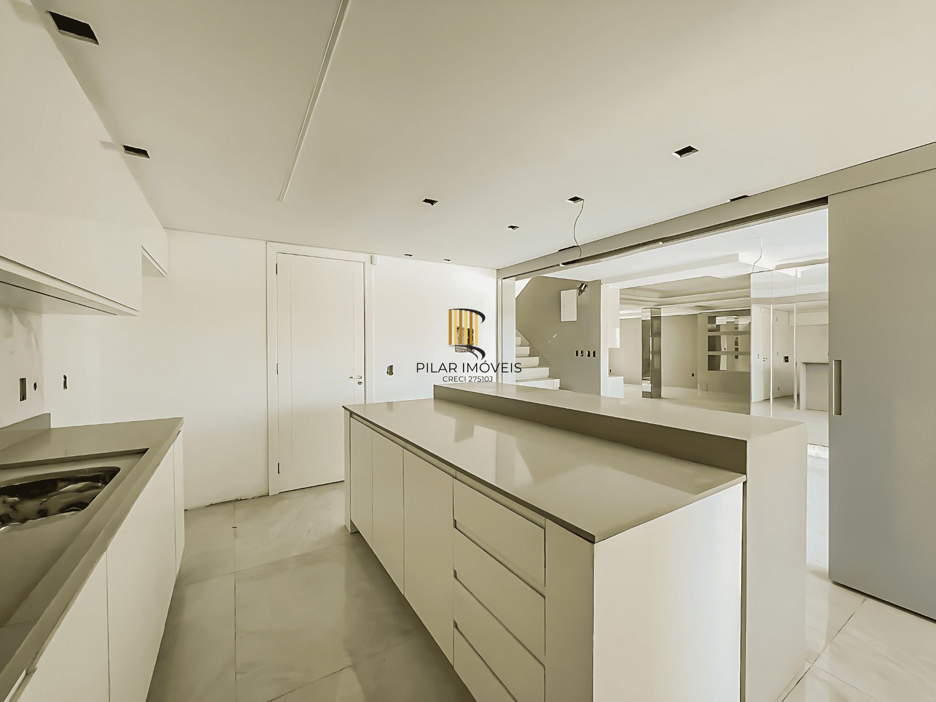 Casa Reformada com Piscina, 370m², 2 Suítes com Closet no Três Figueiras – POA