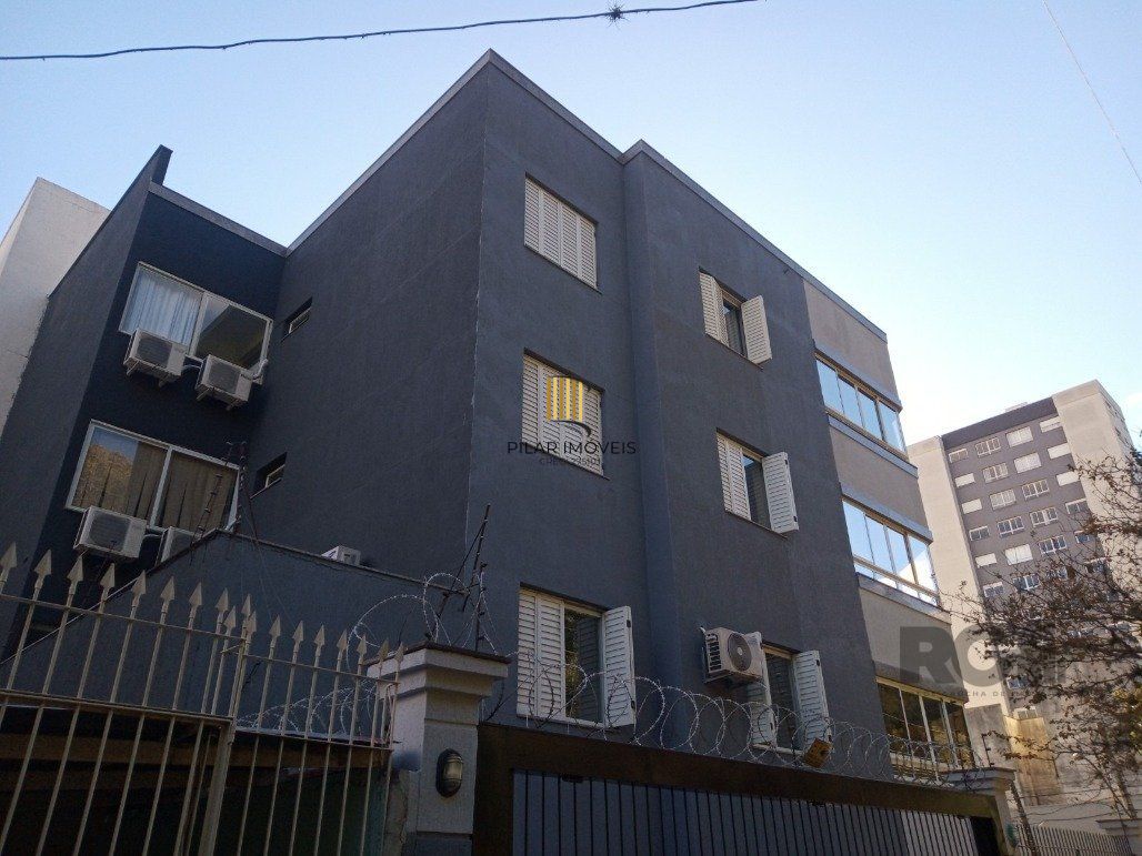 Vende prédio com 3 apartamentos, 9 dormitórios, 3 suíte, 3 salas amplas com churrasqueira, box 6 vaga coberta, 479 m² por R$ 1.200,000,00- São João - Porto Alegre/RS