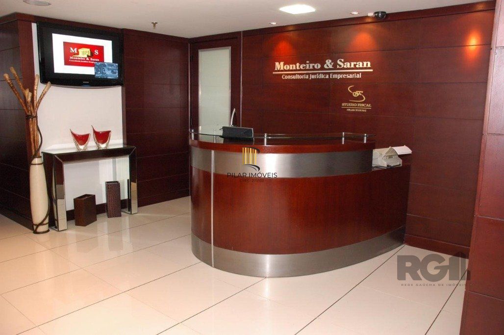 Conjunto comercial desocupado no Edel Trade Center