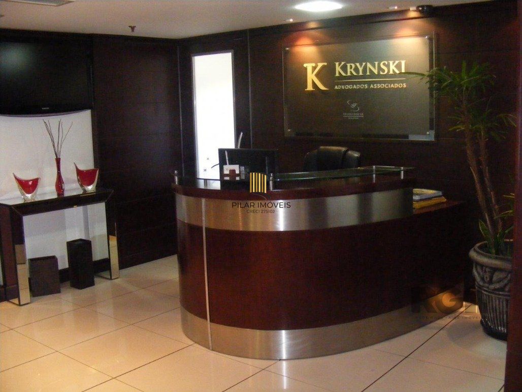 Conjunto comercial desocupado no Edel Trade Center