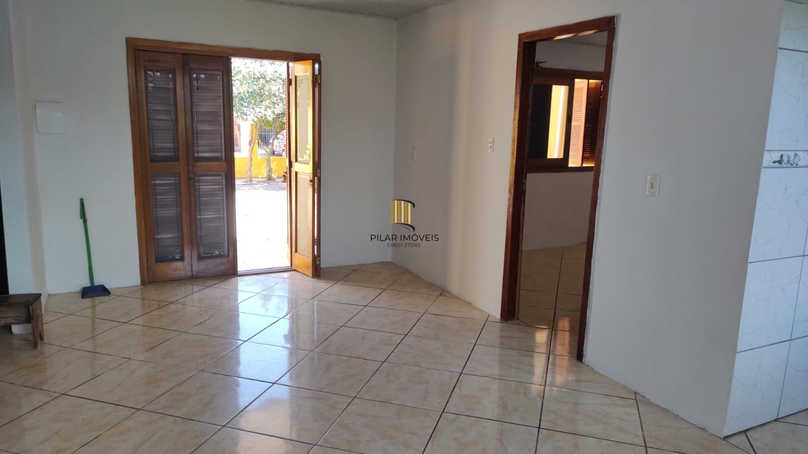 Vende casa com 84m² ,  2 dormitórios, terreno com 300m²