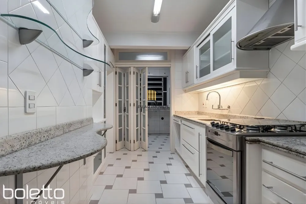 Casa Reformada com Piscina, 370m², 2 Suítes com Closet no Três Figueiras – POA