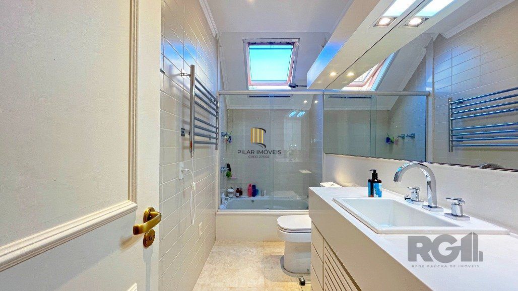 Casa em Condomínio para comprar  no bairro Tristeza com 3 dormitórios