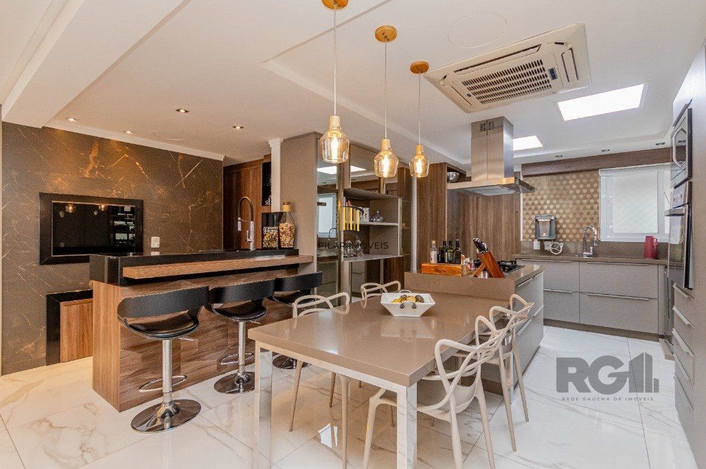 Apartamento com 209 m² privativos sendo 3 suítes, 4 elevadores, 3 vagas de garagens, à venda no bairro Higienópolis
