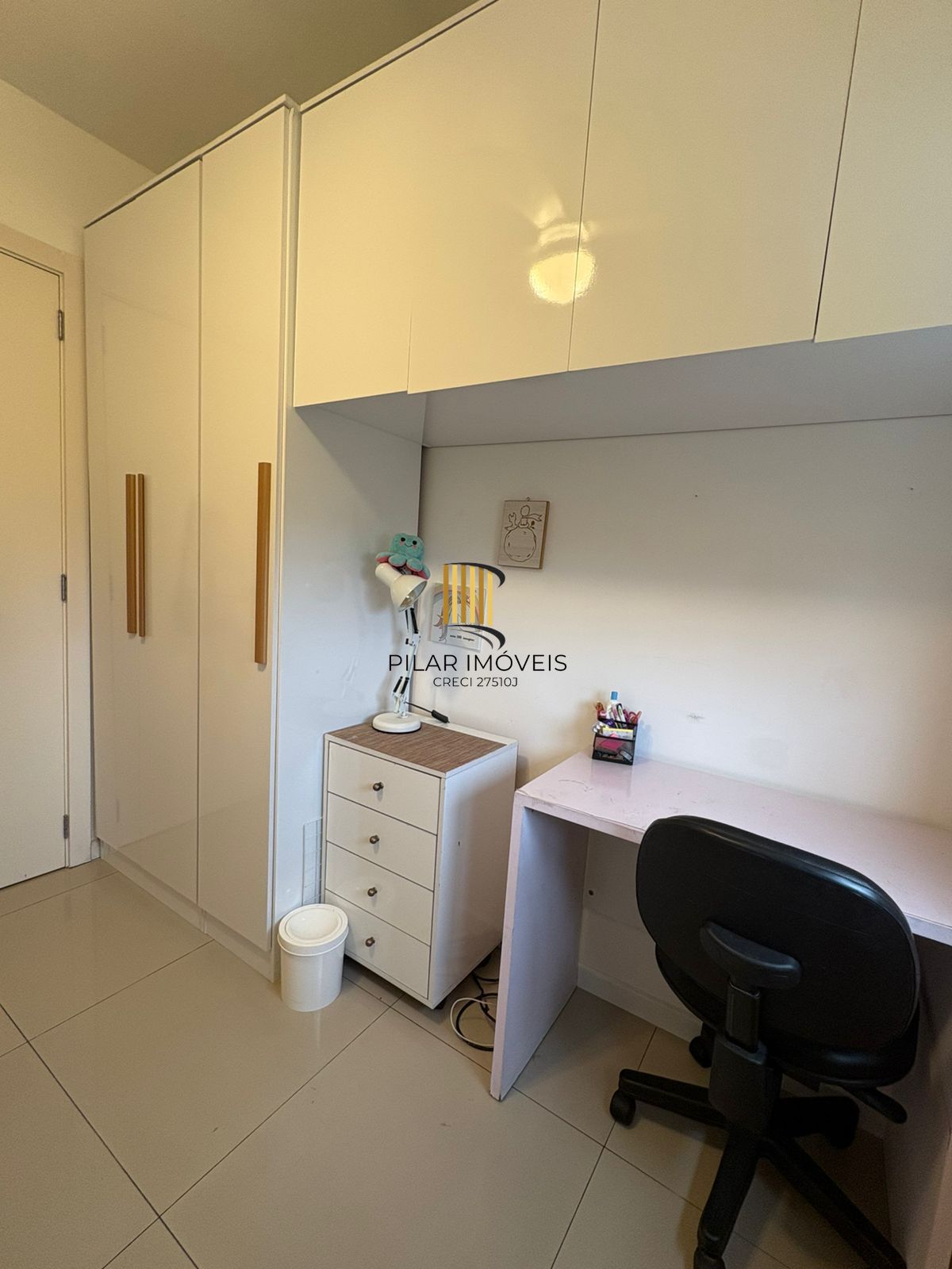 Excelente apartamento de 02 dormitórios com suíte na região central