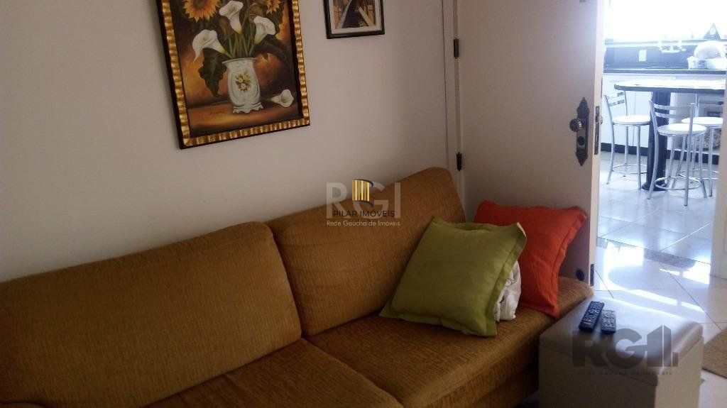 Vende prédio com 3 apartamentos, 9 dormitórios, 3 suíte, 3 salas amplas com churrasqueira, box 6 vaga coberta, 479 m² por R$ 1.200,000,00- São João - Porto Alegre/RS