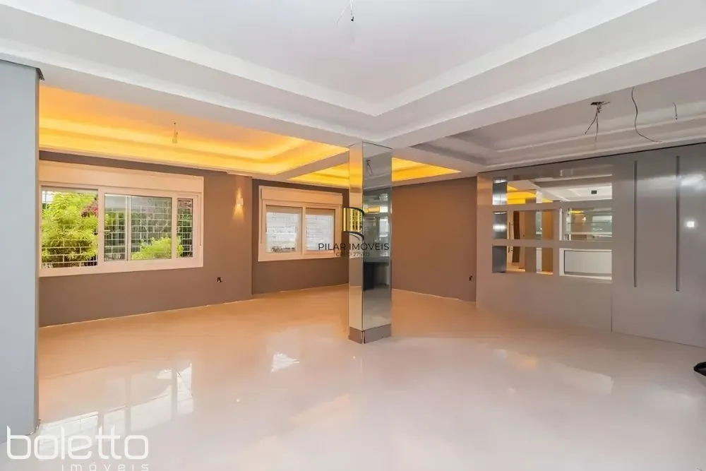 Casa Reformada com Piscina, 370m², 2 Suítes com Closet no Três Figueiras – POA