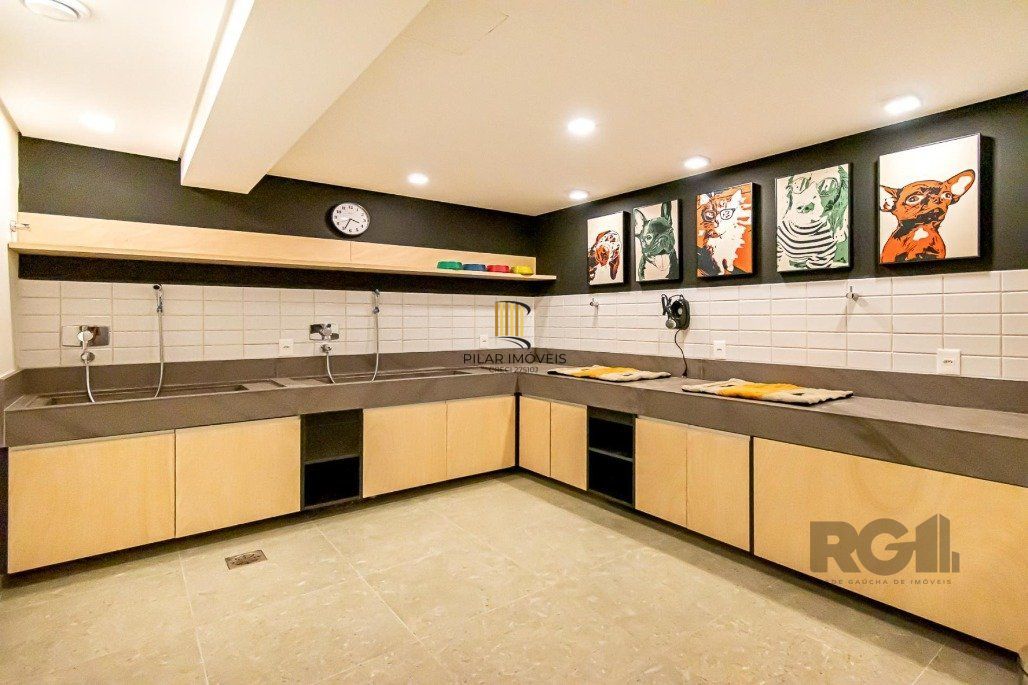 Apartamento á venda, 2 dormitórios, 2 vagas, no bairro Rio Branco, próximo à Redenção.