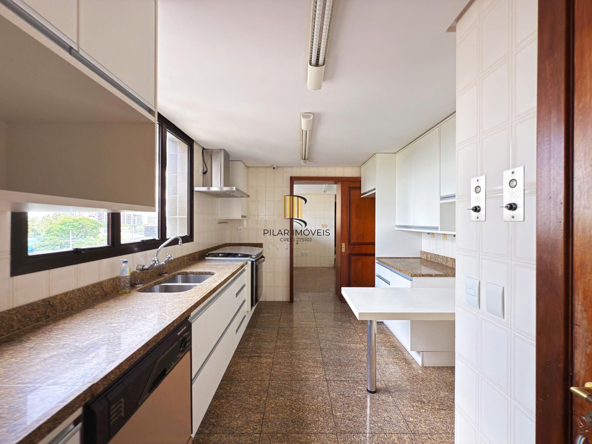 Apartamento com Lareira | Churrasqueira | 3 Suítes | Bairro Petrópolis