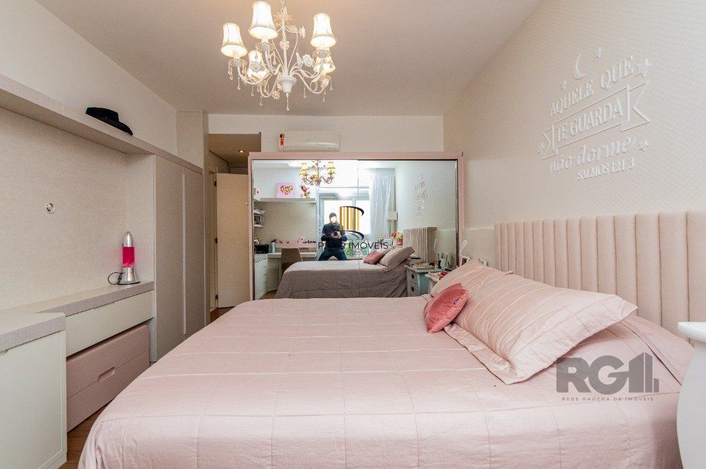 Apartamento com 209 m² privativos sendo 3 suítes, 4 elevadores, 3 vagas de garagens, à venda no bairro Higienópolis