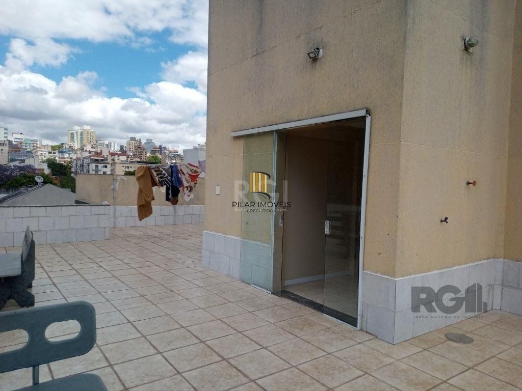 Vende prédio com 3 apartamentos, 9 dormitórios, 3 suíte, 3 salas amplas com churrasqueira, box 6 vaga coberta, 479 m² por R$ 1.200,000,00- São João - Porto Alegre/RS