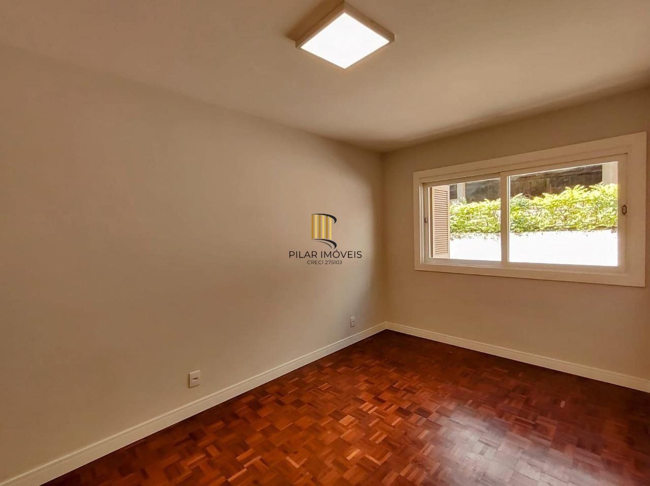 Apartamento semimobiliado à venda no bairro Petrópolis