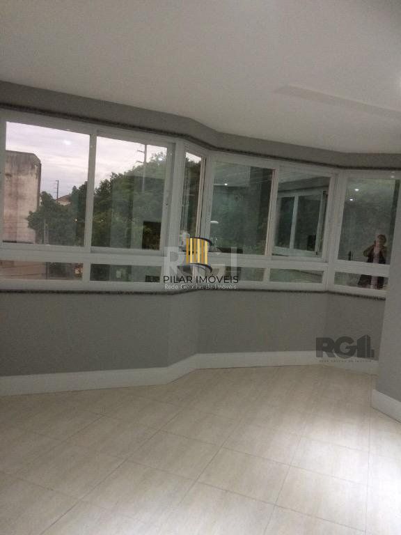 Vende prédio com 3 apartamentos, 9 dormitórios, 3 suíte, 3 salas amplas com churrasqueira, box 6 vaga coberta, 479 m² por R$ 1.200,000,00- São João - Porto Alegre/RS