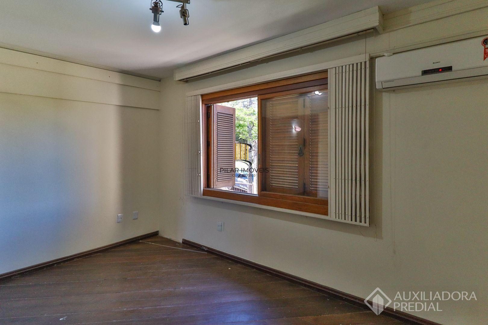 Excelente casa com 5 dormitórios no bairro Cristal