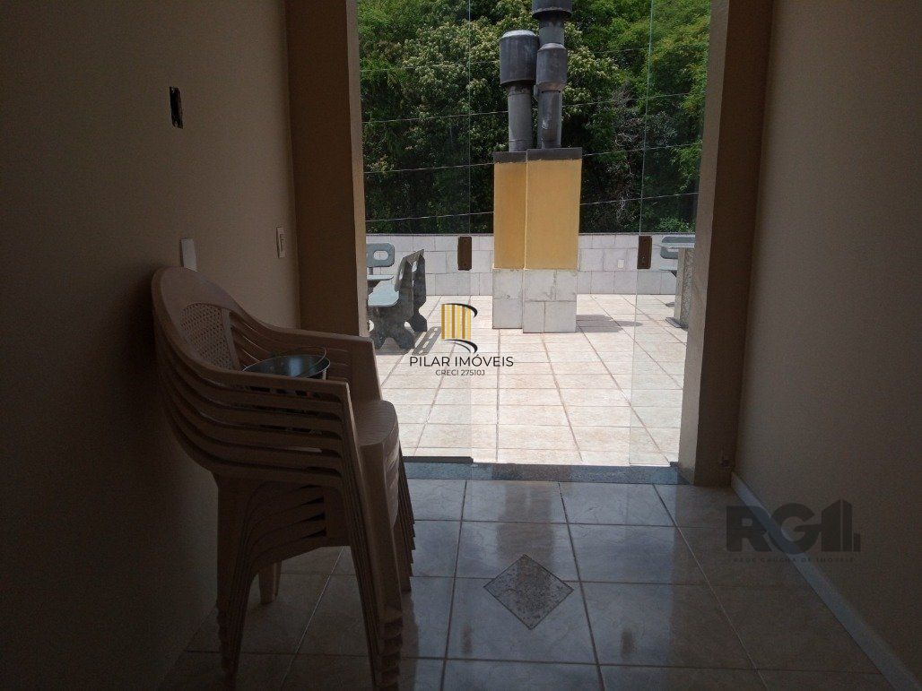 Vende prédio com 3 apartamentos, 9 dormitórios, 3 suíte, 3 salas amplas com churrasqueira, box 6 vaga coberta, 479 m² por R$ 1.200,000,00- São João - Porto Alegre/RS