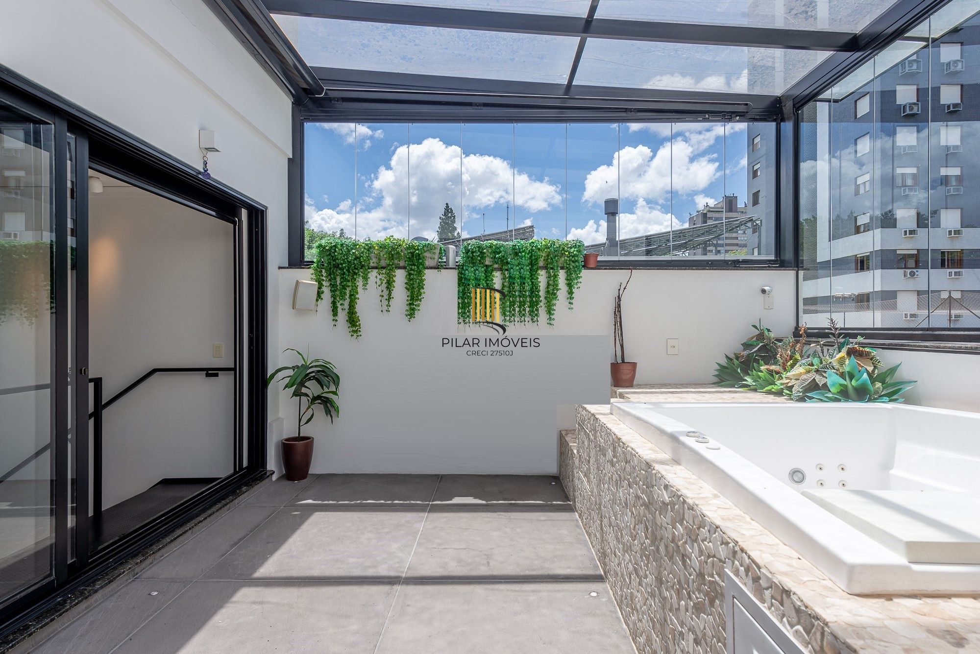 Cobertura com 115m² e 2 dormitórios, 2 suítes, 1 vaga