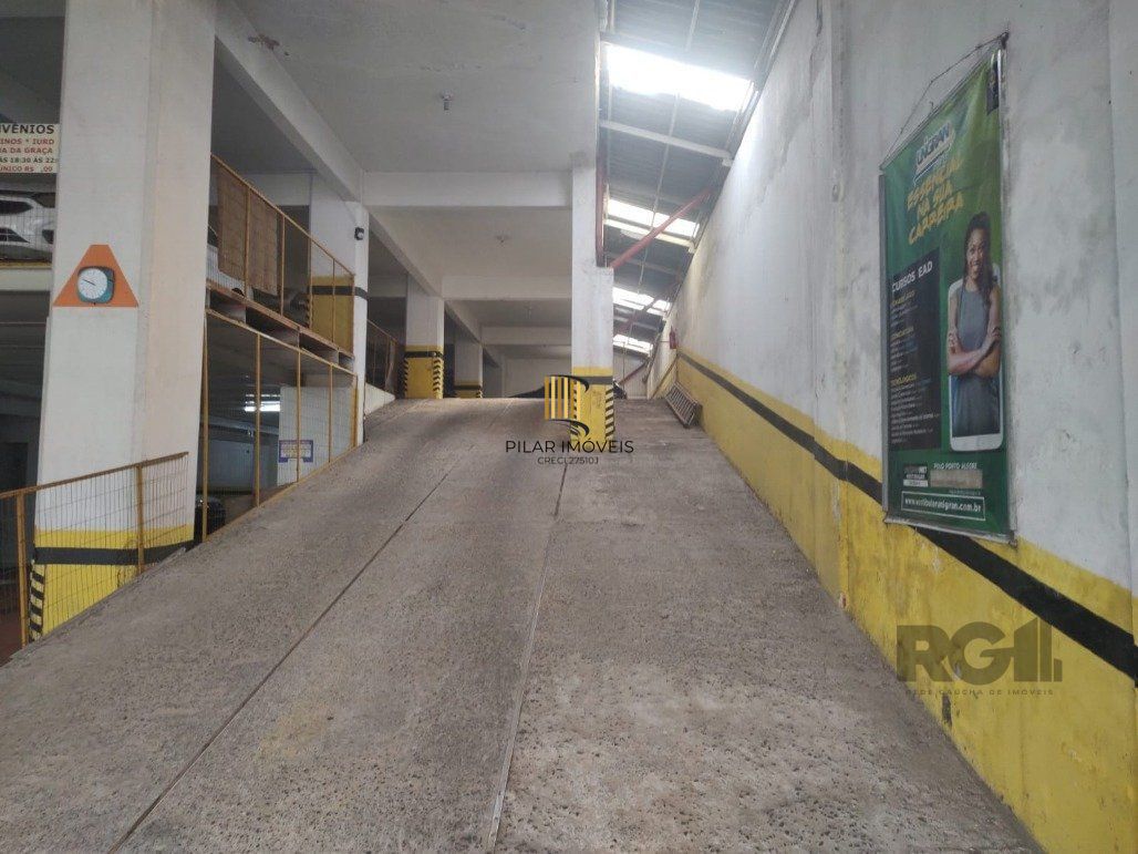 Vende pavilão, garagem de estacionamento para 100 carros, 2.400m² com salas para escritórios e depósito no centro de Porto Alegre