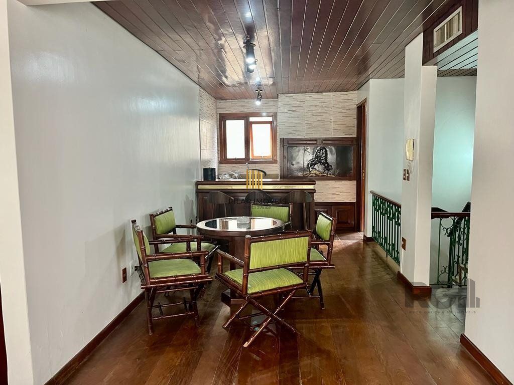 Cobertura para Comprar  com três dormitórios e uma suíte, duas vagas no bairro Petrópolis.