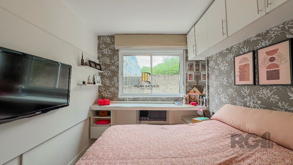 Apartamento a venda no bairro Passo da Areia com dois dormitórios.