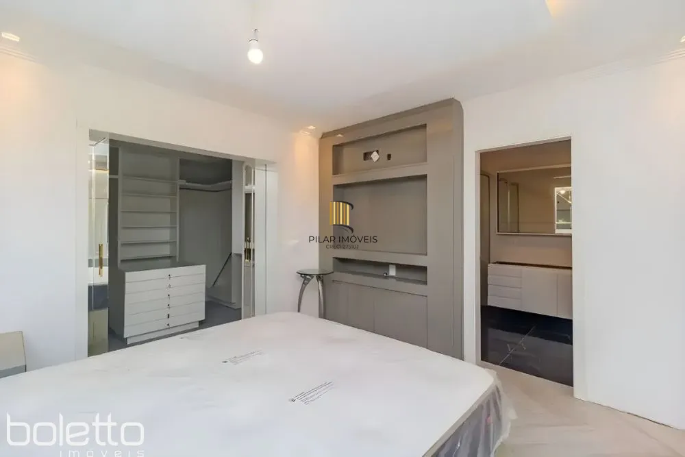 Casa Reformada com Piscina, 370m², 2 Suítes com Closet no Três Figueiras – POA