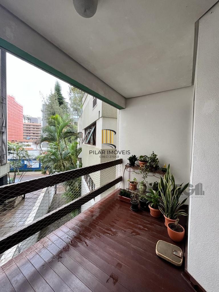 Cobertura para Comprar  com três dormitórios e uma suíte, duas vagas no bairro Petrópolis.