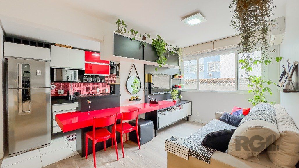 Apartamento a venda no bairro Passo da Areia com dois dormitórios.